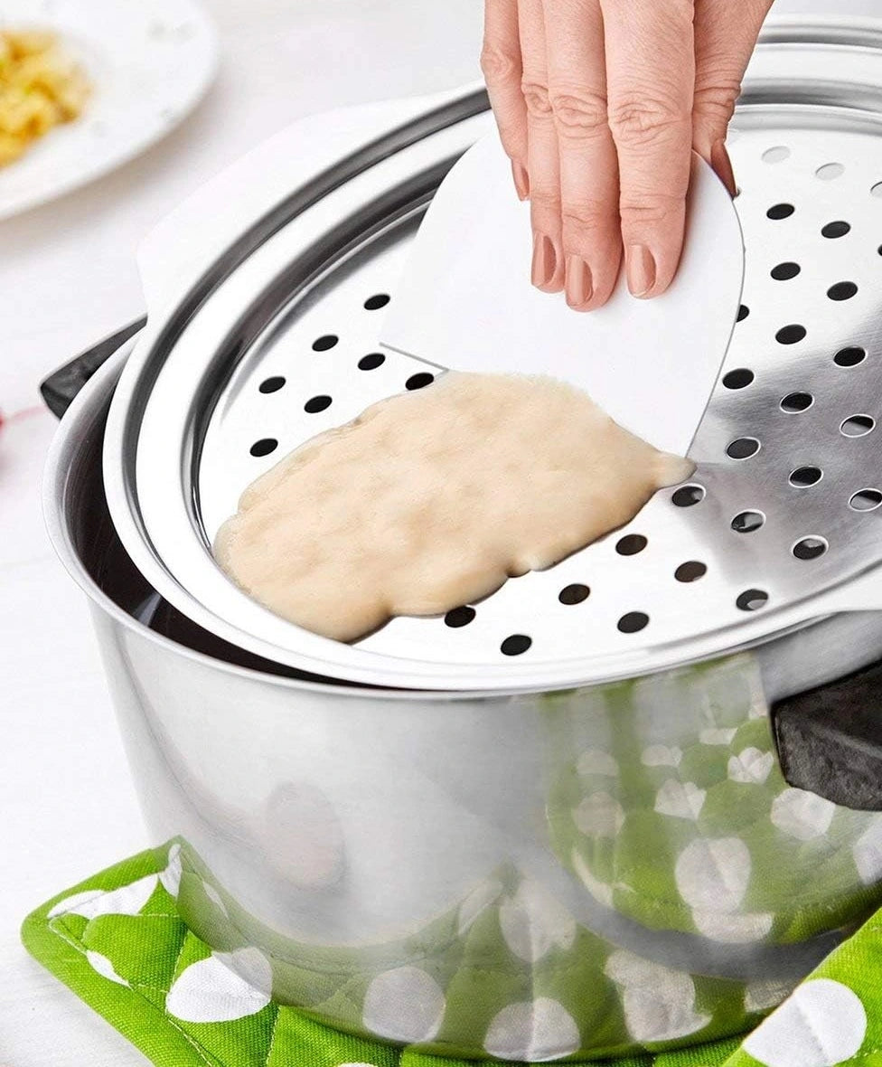 Spätzle-Reibe-Set: Hygienisches Edelstahlsieb (24-28 cm) und passender Teigschaber für traditionelle Knöpfle.