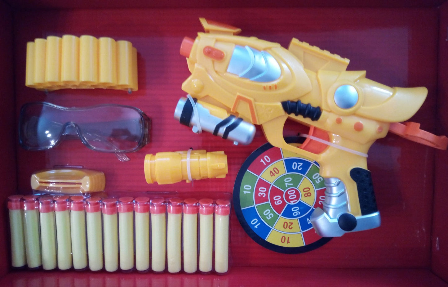 Pistola giocattolo con bersaglio per giochi al chiuso e all'aperto.