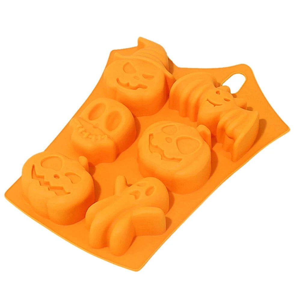 Orangefarbene Silikon-Backform mit 6 Halloween-Figuren: Kürbiskopf (Jack O'Lantern), Geist, Schädel, Fledermaus, Totenkopf.