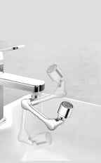 Drehbarer Wasserhahn-Aufsatz für komfortables Abwaschen.