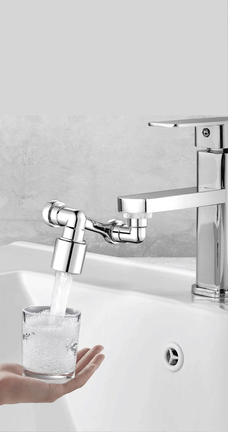 Wasserhahn-Verlängerung flexibel ausgerichtet im Waschbecken.