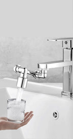 Wasserhahn-Verlängerung flexibel ausgerichtet im Waschbecken.