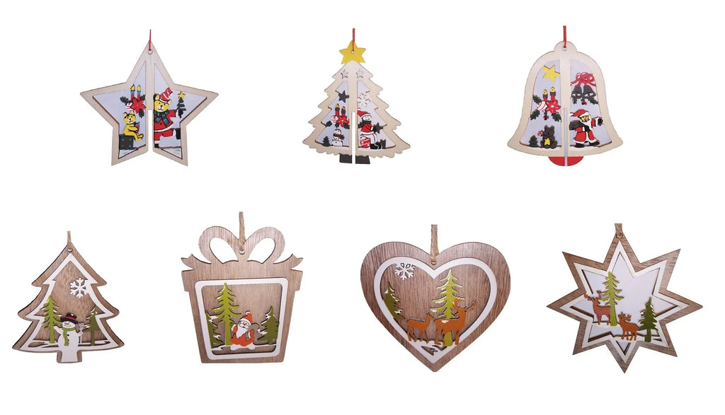Set aus sieben unterschiedlichen, mehrschichtigen Christbaumanhängern aus hellem Naturholz und Farbakzenten.