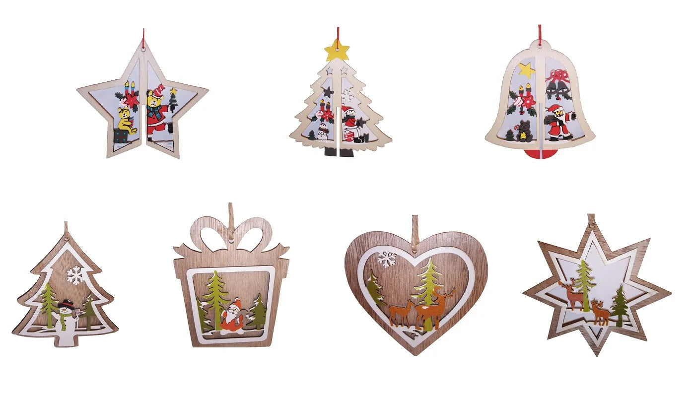 Set aus sieben unterschiedlichen, mehrschichtigen Christbaumanhängern aus hellem Naturholz und Farbakzenten.