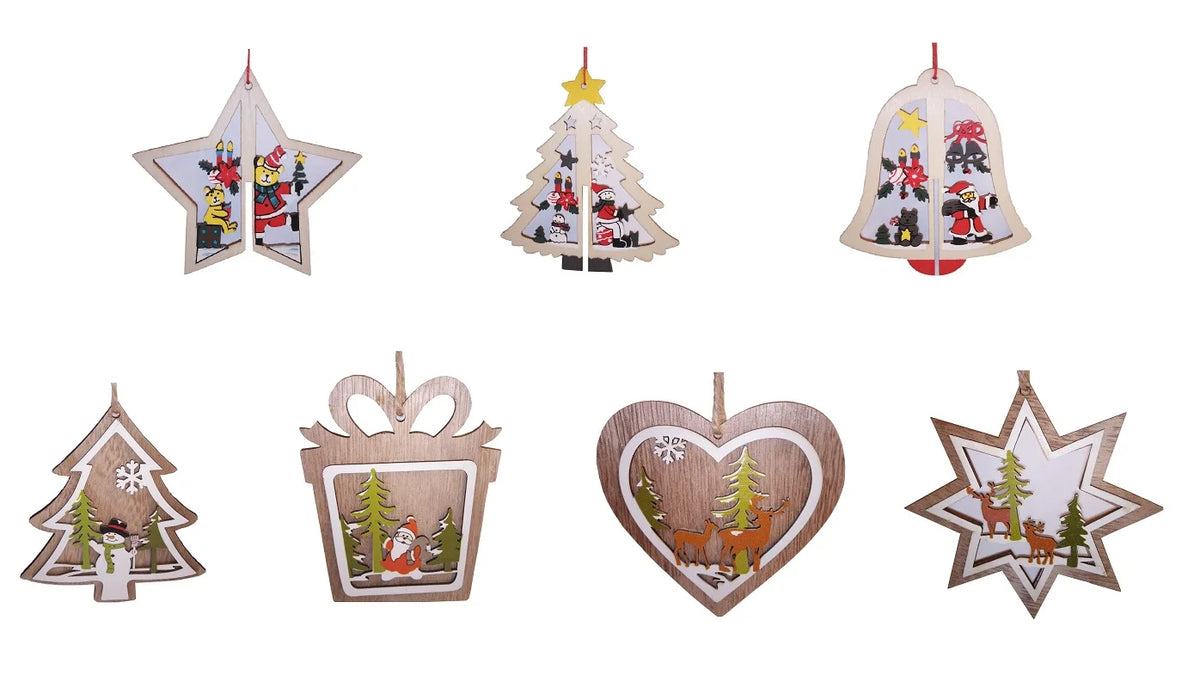 Set aus sieben unterschiedlichen, mehrschichtigen Christbaumanhängern aus hellem Naturholz und Farbakzenten.