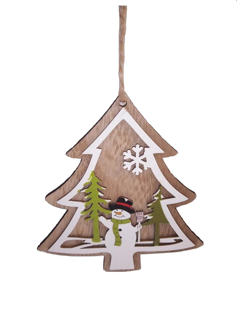 Holz-Tannenbaum-Ornament, dessen Silhouette einen fröhlichen Schneemann und eine kleine Tanne in einer grünen Szene einrahmt.