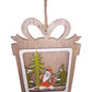 Drei-dimensionale Holz-Dekoration in Form einer Geschenkschachtel, verziert mit einem rot-weiss gekleideten Weihnachtsmann.