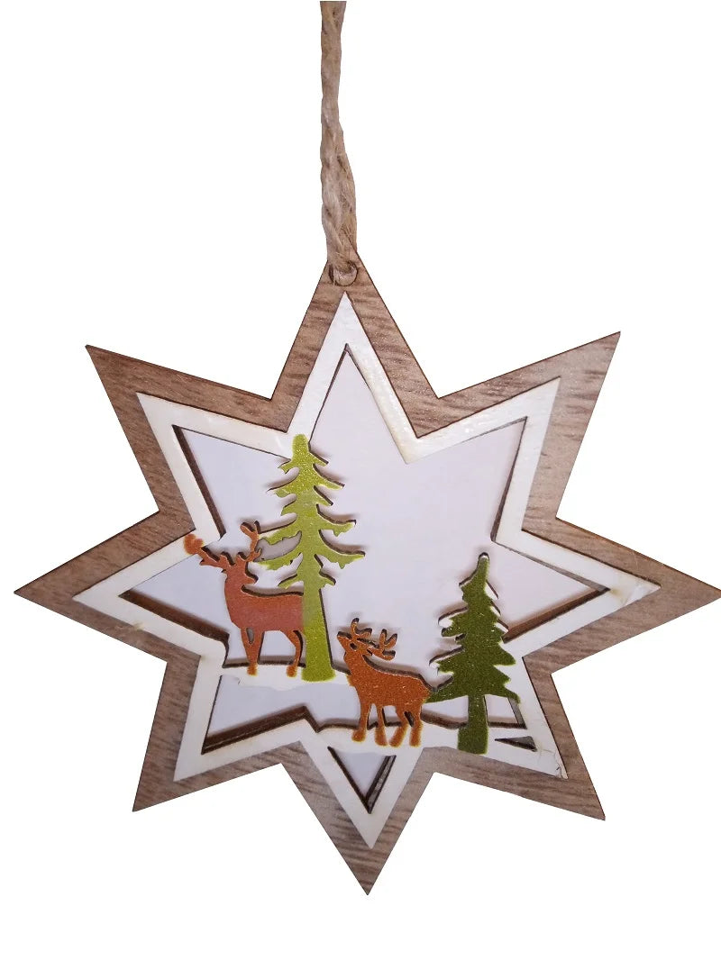 Rustikales Holzornament in Sternform (sieben Zacken), detailreich mit einer Hirsch- und Waldszene im warmen Holzton.