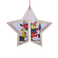Holz-Ornament in Form eines fünfzackigen Sterns, der einen farbige Teddybären in winterlichen Festtagsszenen zeigt.