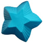 Nahaufnahme eines blauen Silikon-Stern-Förmchens mit leicht geriffelter Innen- bzw. Aussenseite, ideal für detailreiche Backergebnisse.