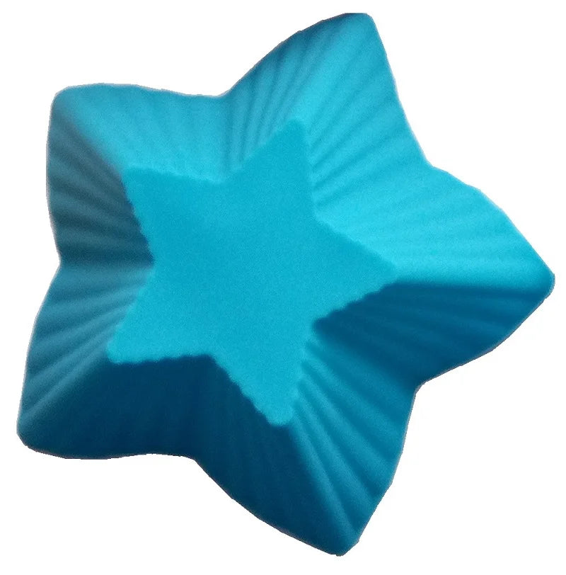 Nahaufnahme eines blauen Silikon-Stern-Förmchens mit leicht geriffelter Innen- bzw. Aussenseite, ideal für detailreiche Backergebnisse.