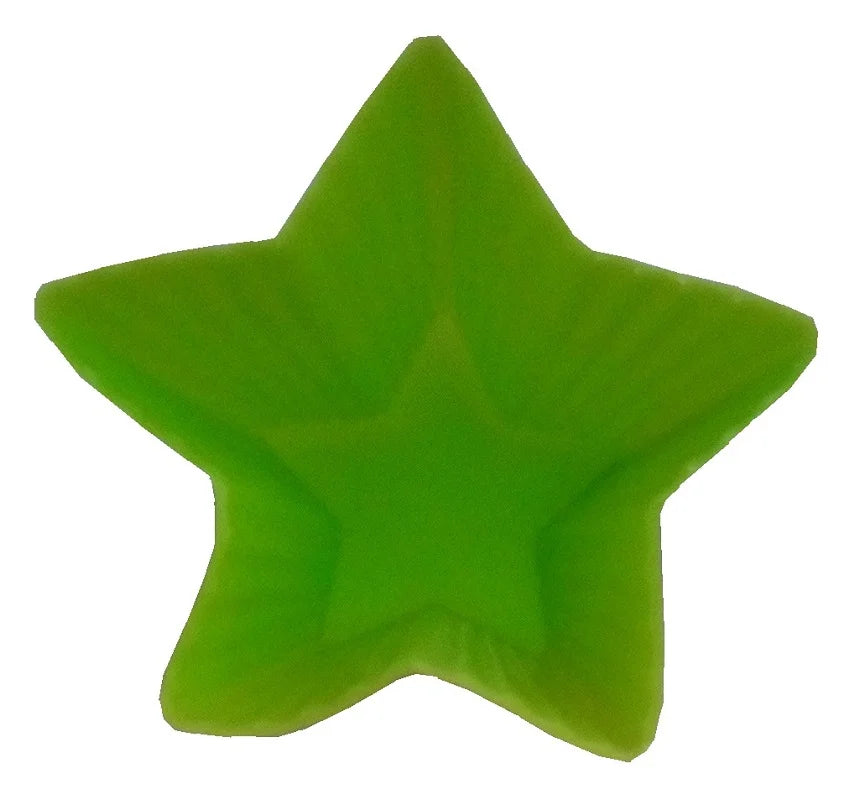 Verschiedene Blickwinkel der bunten Silikon-Sternförmchen, die ihre hohe Qualität demonstrieren.