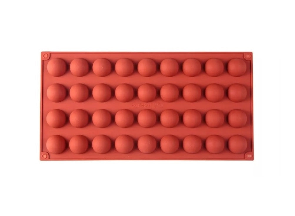 Braune Silikon Backform mit 36 Mini-Halbkugel Mulden (2.8 cm Durchmesser) zur Pralinenherstellung.