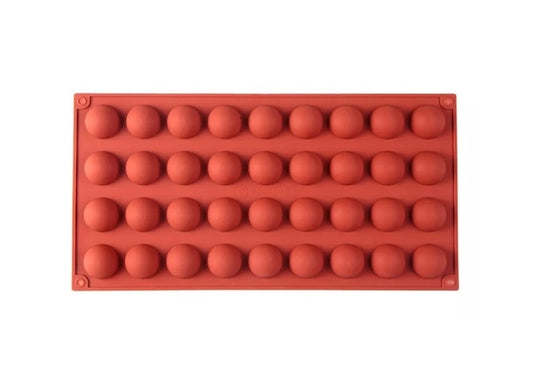 Braune Silikon Backform mit 36 Mini-Halbkugel Mulden (2.8 cm Durchmesser) zur Pralinenherstellung.