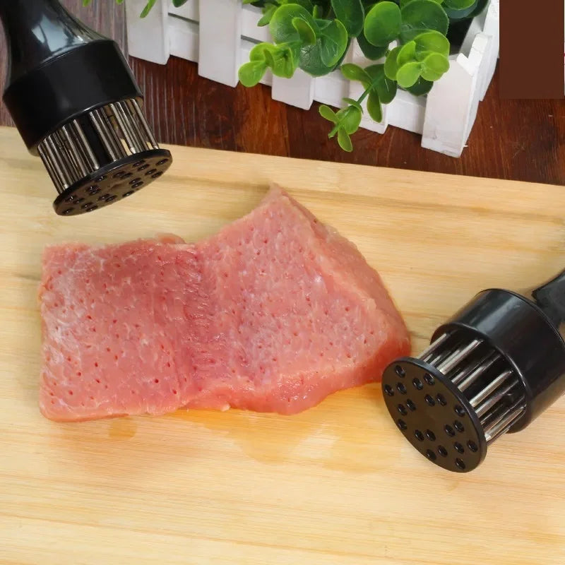 Profi Fleischstecher mit Edelstahl-Nadeln - verkürzt die Garzeit und sorgt für perfekte Fleischstruktur.