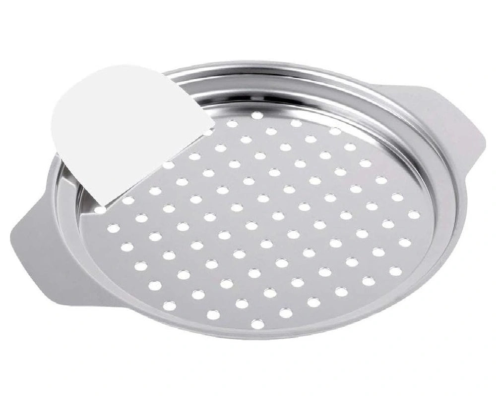 Detailansicht des runden Spätzlesiebs mit den Löchern zum Durchstreichen des Spätzleteigs.