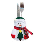 Schneemann-Bestecktasche aus Filz mit Besteck, betont den Schal und den Tannenbaum.