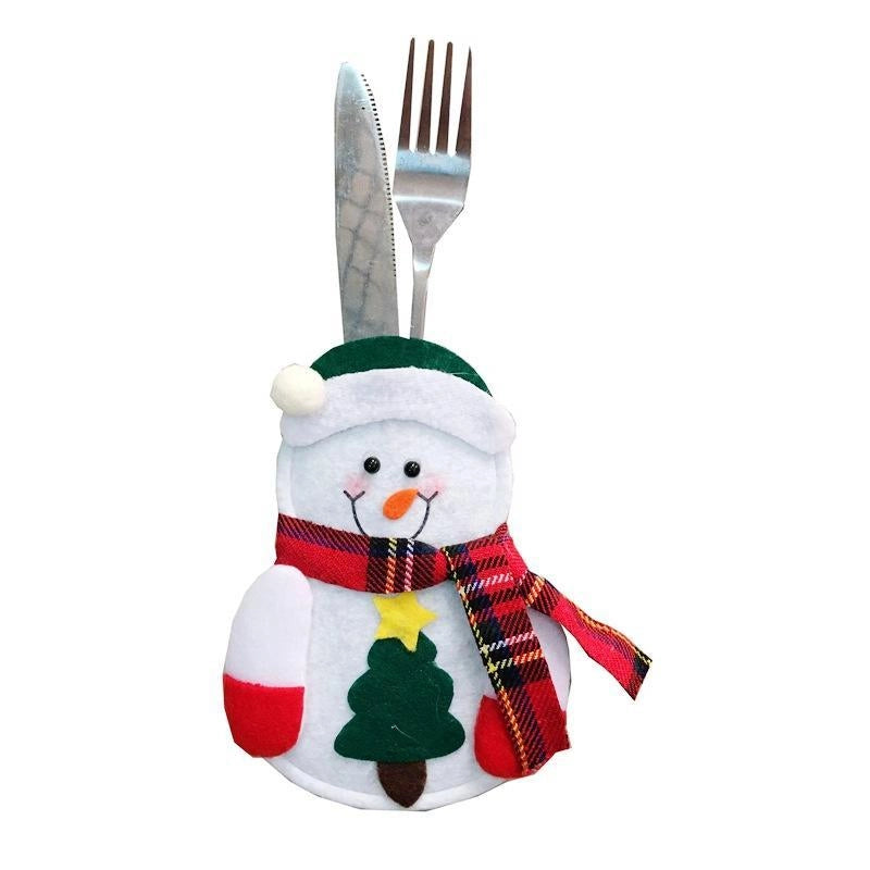 Schneemann-Bestecktasche aus Filz mit Besteck, betont den Schal und den Tannenbaum.