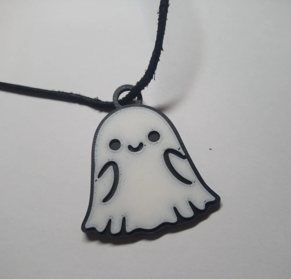 Süsser Geister Anhänger an schwarzem Lederband - Halloween Halskette für Damen und Teenager