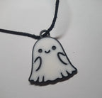 Süsser Geister Anhänger an schwarzem Lederband - Halloween Halskette für Damen und Teenager