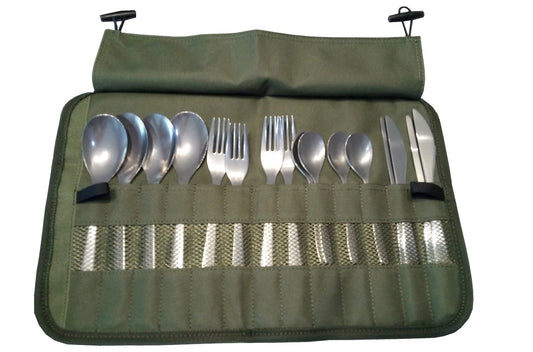 Campingbesteck 16-teilig kompakt arrangiert für Outdoor-Einsatz.