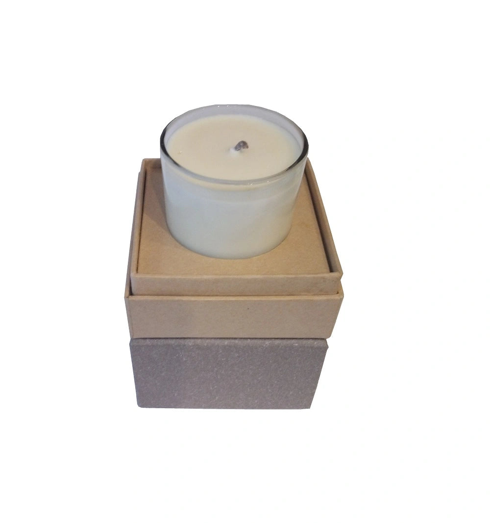 Duftende Massagekerze mit cremigem Pflegeöl für Körperbehandlungen