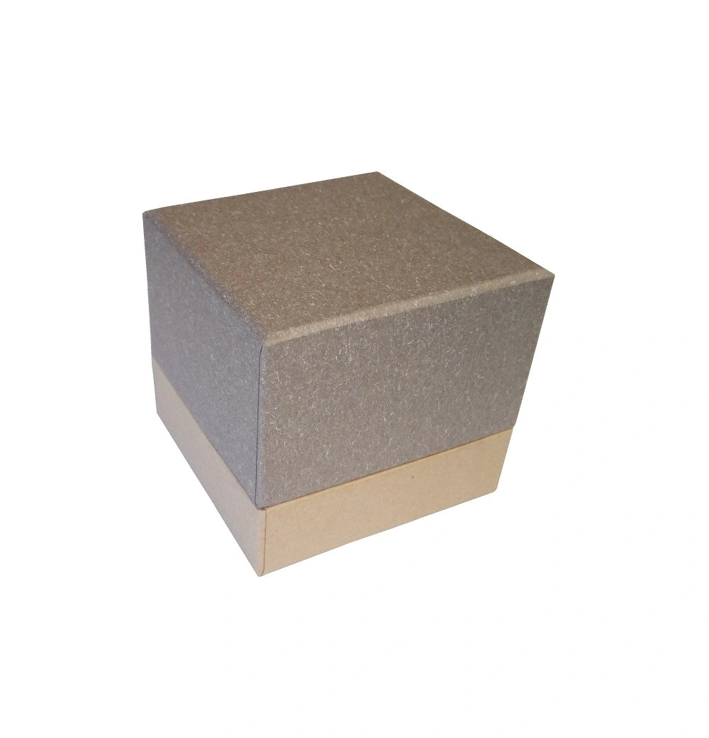 Massagekerze in stilvollem Glasbehälter für Wellness zuhause