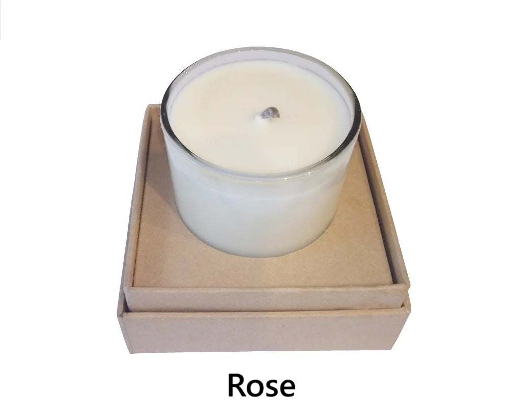 Aromatherapie-Massagekerze mit glühender Flamme im Spa-Ambiente