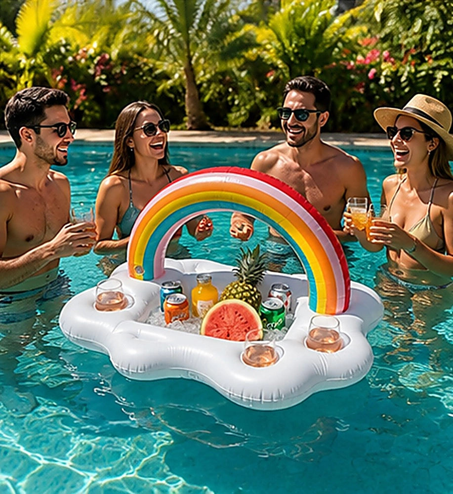 Vier Personen geniessen den Sommer im Pool mit einer aufblasbaren Poolbar mit Regenbogen und integrierten Getränkehaltern. Perfektes Poolzubehör für Garten, Poolparty und Ferien.