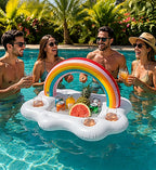Vier Personen geniessen den Sommer im Pool mit einer aufblasbaren Poolbar mit Regenbogen und integrierten Getränkehaltern. Perfektes Poolzubehör für Garten, Poolparty und Ferien.