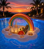 Aufblasbare Poolbar mit Regenbogen und Getränken bei Sonnenuntergang im beleuchteten Pool. Stilvolles Poolzubehör mit Getränkehaltern für Sommerabende, Poolpartys und Ferien.