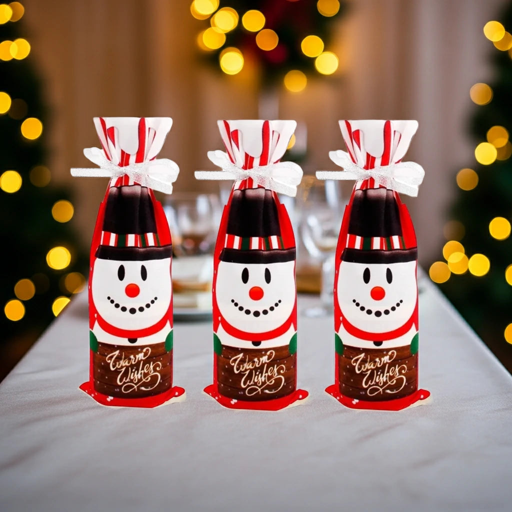 Drei Stoff-Flaschenhüllen im Schneemann-Design (gestreifte Mütze).