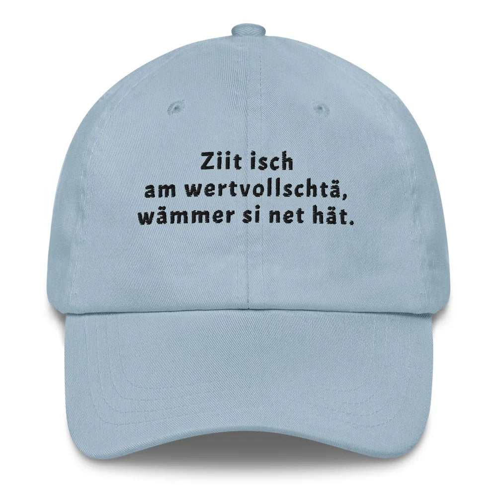 Casquette avec texte motivant et design sobre.