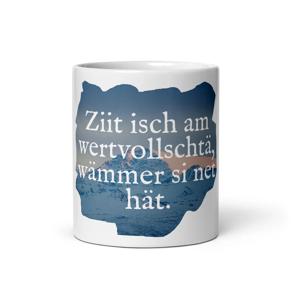Weisse Glanz-Kaffeetasse mit Spruch „Zeit ist am wertvollsten“ „Ziit isch am wertvollschtä, wämmer si net hät.“