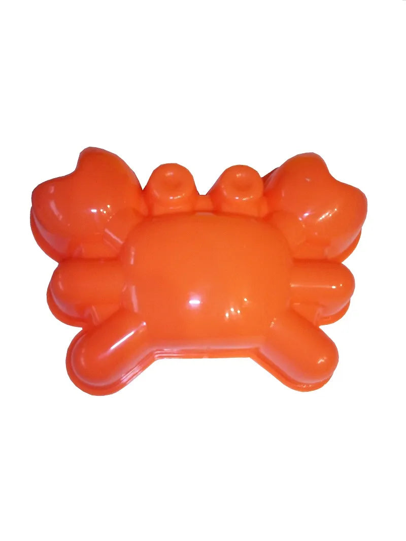 Krabbe - Kinder bauen mit farbigem Sandspielzeug Burgen im Garten