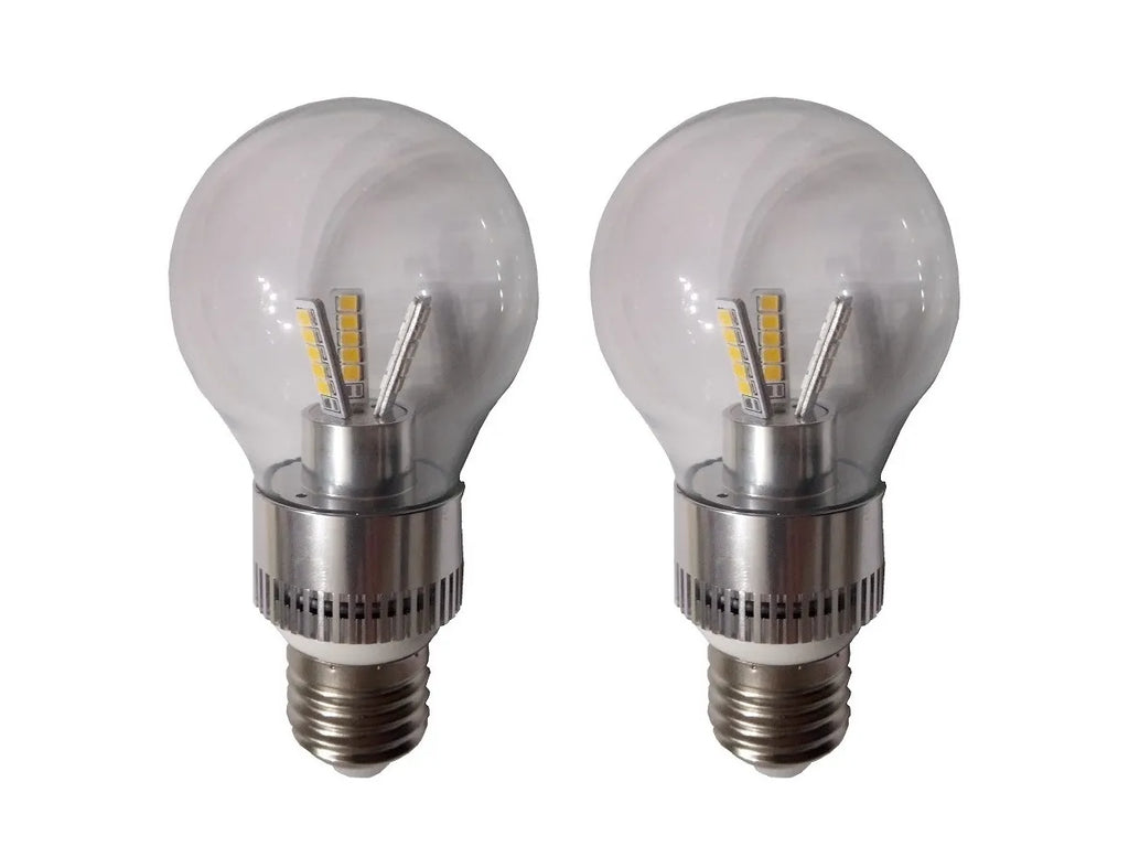 Zwei LED Glühbirnen E27 nebeneinander auf hellem Hintergrund