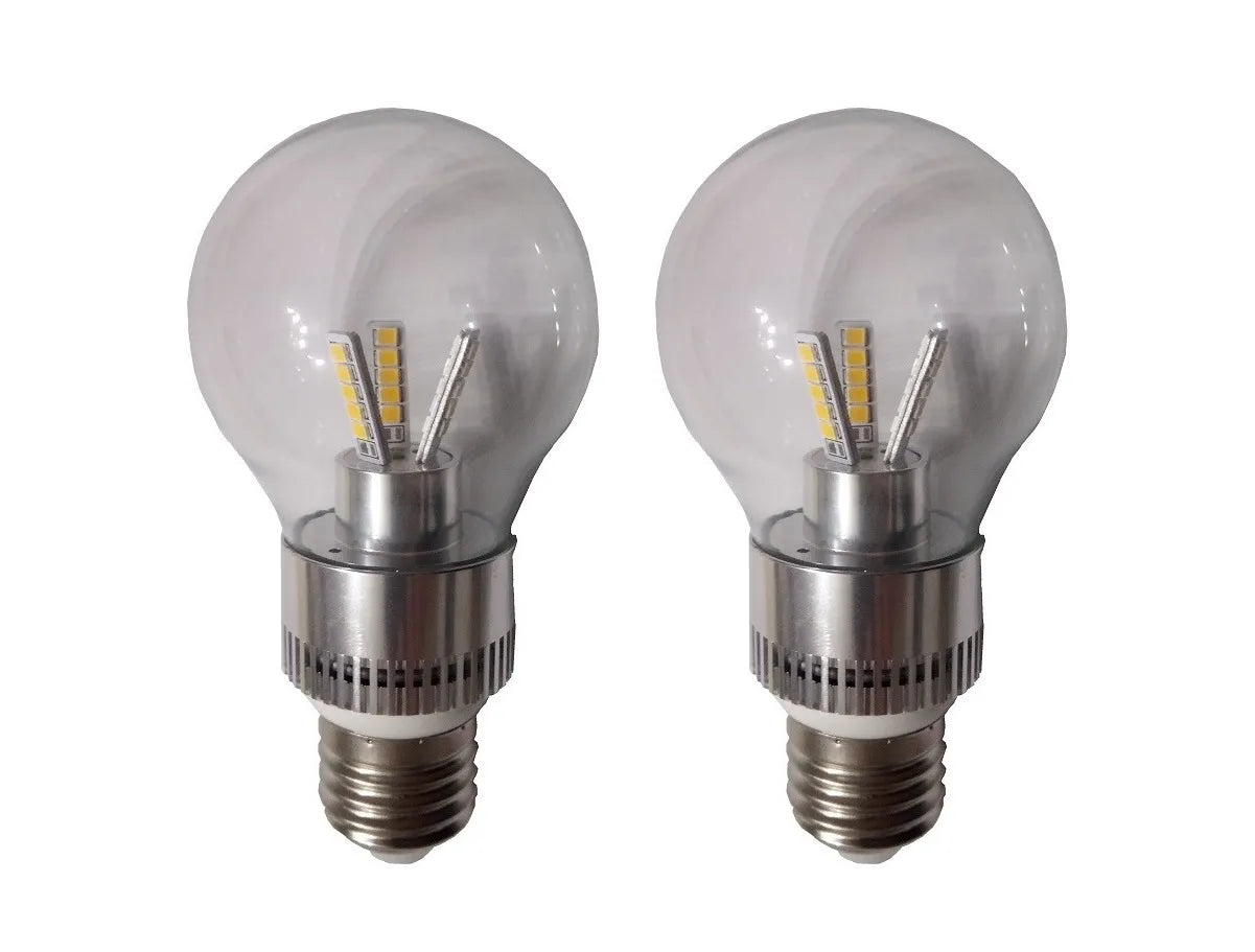 Zwei LED Glühbirnen E27 nebeneinander auf hellem Hintergrund