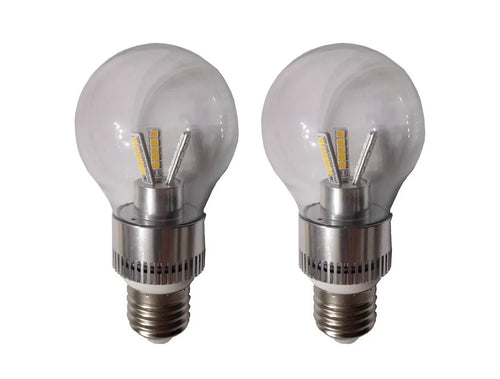 Zwei LED Glühbirnen E27 nebeneinander auf hellem Hintergrund