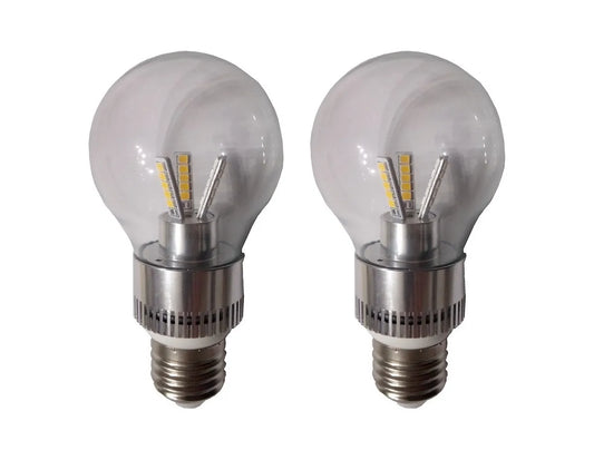 Zwei LED Glühbirnen E27 nebeneinander auf hellem Hintergrund