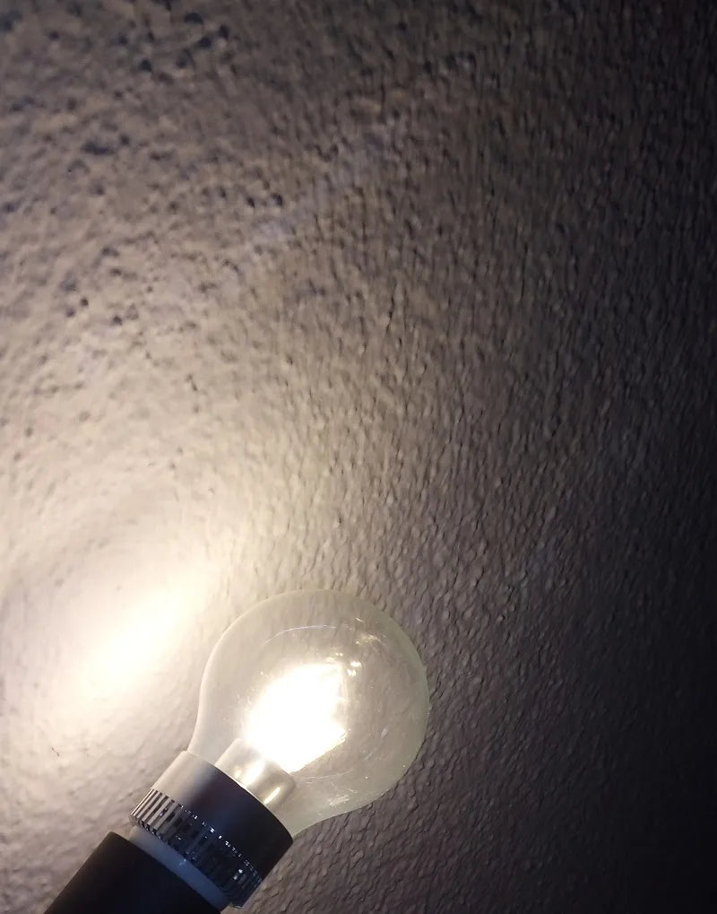 LED Birnen E27 beleuchten ein Wohnzimmer in warmem Ton